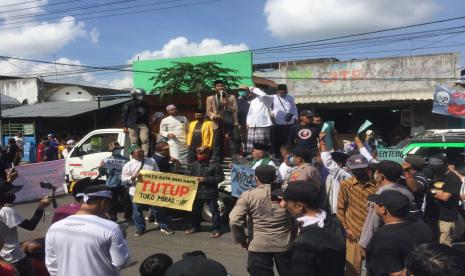 Warga Genteng Wetan Banyuwangi Gelar Aksi, Tuntut Penutupan Toko Miras