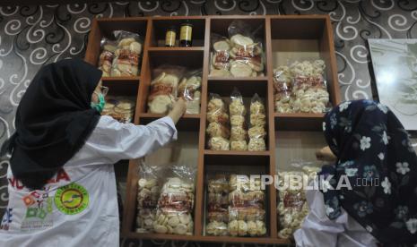 Karyawan merapikan susunan oleh-oleh kerupuk dan kemplang khas Palembang. Sejumlah usaha kerupuk kemplang Palembang alami peningkatan pesanan jelang lebaran.