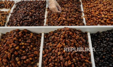 Pedagang menata kurma di Toko Kurma  Al Ghaizan di kawasan Pasar Tanah Abang, Jakarta, Rabu (28/2/2024). 