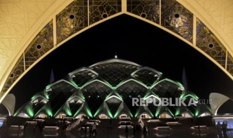 Suasana shalat Tarawih di Masjid Raya Al Jabbar, Gedebage, Kota Bandung, Jawa Barat, Rabu (22/3/2023). Masjid Raya Al Jabbar untuk pertama kalinya digunakan untuk shalat Tarawih setelah ditutup untuk umum dan akan diisi berbagai kegiatan keagamaan selama bulan suci Ramadhan 1444 H.