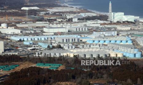 Pemandangan dari udara menunjukkan tangki berisi air yang terkontaminasi dan pembangkit listrik tenaga nuklir Fukushima Daiichi yang meleleh pada 11 Maret 2011, di prefektur Fukushima, timur laut Jepang, 14 Februari 2021. Pada 13 Februari 2021 larut malam, gempa bumi yang kuat dengan kekuatan 7,3 mengguncang timur laut Jepang di lepas pantai prefektur Fukushima melukai lebih dari 100 orang.