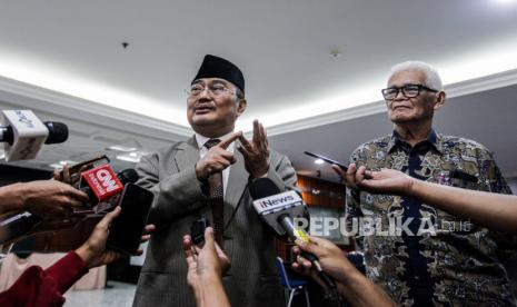 Ketua Majelis Kehormatan Mahkamah Konstitusi (MKMK) Jimly Asshiddiqie (kiri) dan Anggota MKMK Bintan R. Saragih menjawab pertanyaan wartawan (ilustrasi).