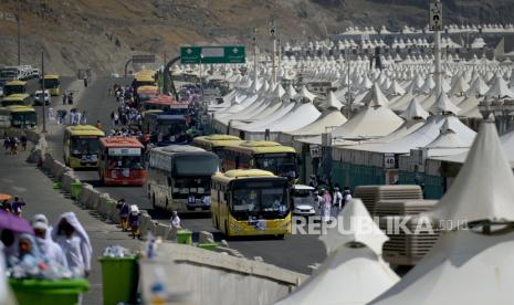 Sejumlah bus yang membawa jamaah haji Indonesia melintas menuju Makkah di Mina, Makkah, Arab Saudi, Selasa (18/6/2024). Jamaah Indonesia yang mengambil nafar awal mulai didorong dari Mina menuju hotel di Makkah hingga sebelum matahari terbenam pada 12 Zulhijah atau 18 Juni 2024, sementara yang mengambil nafar tsani akan meninggalkan Mina pada 13 Zulhijah atau 19 Juni 2024. 