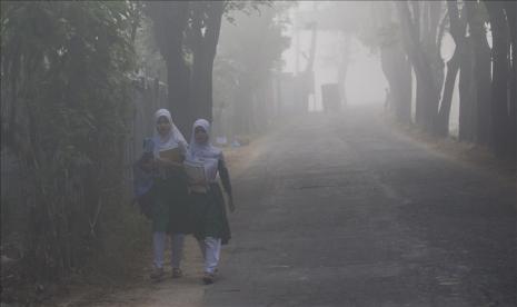 Semangat meningkat saat siswa secara resmi menerima kitab suci Alquran Muslim setelah pembelajaran dasar sejak November - Anadolu Agency