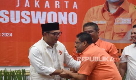 Presiden Partai Buruh Said Iqbal (kedua kiri) menyalami calon Gubernur DKI Jakarta Ridwan Kamil (kiri) saat Deklarasi Dukungan Partai Buruh untuk pasangan calon gubernur dan calon wakil gubernur nomor urut 1 Ridwan Kamil-Suswono di Jakarta, Jumat (11/10/2024). Ridwan Kamil berjanji kepada kader untuk membuat program pasar murah sebulan sekali di Jakarta serta program sekolah gratis tak hanya di sekolah negeri tetapi juga sekolah swasta. 