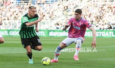  Pemain Sassuolo Davide Frattesi (kiri) dan pemain Juventus Dusan Vlahovic (kanan) berebut bola pada pertandingan sepak bola Serie A Italia antara US Sassuolo dan Juventus FC, di Reggio Emilia, Italia,  Senin (17/4/2023) dini hari WIB. 