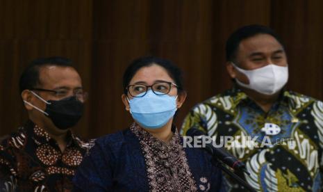 Ketua DPR Puan Maharani (tengah) didampingi Wakil Ketua DPR Rachmat Gobel (kanan) dan Menteri Sekretaris Negara Pratikno (kiri) membacakan surat presiden tentang calon Kapolri di Kompleks Parlemen, Senayan, Jakarta, Rabu (13/1/2021). Presiden Joko Widodo telah resmi mengajukan nama Komjen Pol Listyo Sigit Prabowo sebagai calon tunggal Kapolri ke DPR, selanjutnya akan diuji kepatutan dan kelayakan di DPR. 