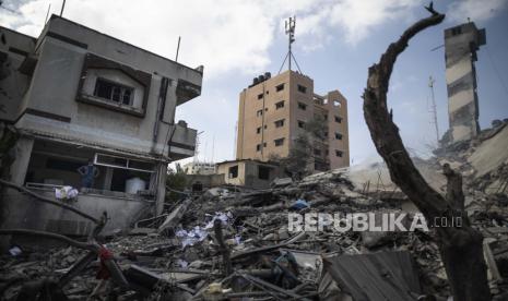 Sisa-sisa bangunan enam lantai yang hancur akibat serangan udara Israel dini hari terlihat di Kota Gaza, Selasa 18 Mei 2021. 