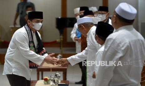 Wakil Gubernur DKI Jakarta Ahmad Riza Patria usai memberikan sambutan pada acara Pelantikan Pengurus Wilayah DKI Jakarta Ikatan Persaudaraan Haji Indonesia (IPHI) di Balai Agung, Jakarta, Jumat (9/9/2022). Mohamad Taufik dilantik sebagai Ketua IPHI DKI Jakarta bersama pengurus IPHI DKI Jakarta lainya masa bakti tahun 2022-2026. Republika/Prayogi