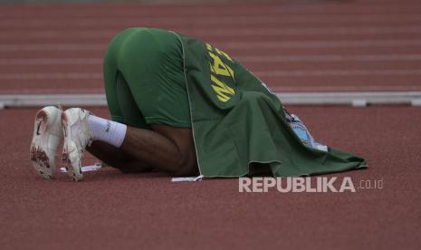 Atlet Jawa Timur Teuku Tegar Abadi bersujud syukur usai menang dalam final lompat galah putra PON Papua di Stadion Atletik Mimika Sport Center, Kabupaten Mimika, Papua, Senin (11/10/2021). Tegar Abadi berhasil meraih medali emas, sementara pelompat galah DKI Jakarta Frederik Saputra meraih medali perak dan pelompat galah Jawa Timur lainnya Dedi Irawan meraih medali perunggu. 