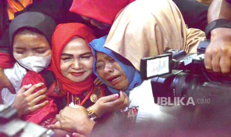 Ibu dari Pegi Setiawan, Kartini dan sejumlah pengunjung menangis terharu usai sidang putusan Praperadilan Pegi Setiawan di Pengadilan Negeri Bandung, Jalan LRE Martadinata, Kota Bandung, Senin (8/7). Dalam sidang tersebut hakim tunggal Eman Sulaeman memutuskan penetapan tersangka terhadap pemohon berdasarkan surat ketetapan atas nama Pegi Setiawan dinyatakan tidak sah dan batal demi hukum.