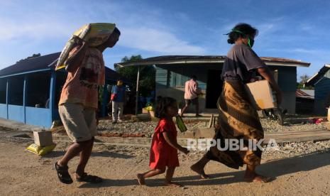 Warga Suku Anak Dalam (SAD) atau Orang Rimba Jambi membawa paket bantuan yang diterimanya di Permukiman SAD, Pelepat, Bungo, Jambi, Selasa (19/5/2020). Sebanyak 35 kepala keluarga (KK) Orang Rimba yang menetap di Permukiman SAD dampingan SSS Pundi Sumatera di daerah itu mendapatkan bantuan paket logistik dan kesehatan dari Badan Amil Zakat Nasional (Baznas)