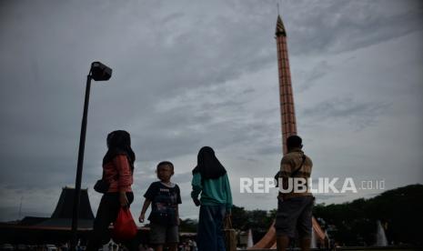 Pengunjung beraktivitas di kawasan Taman Mini Indonesia Indah (TMII), Jakarta, Sabtu (31/12/2022). 