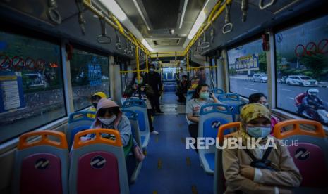 Penumpang menaiki bus transjakarta di Halte Harmoni, Jakarta, Senin (14/9). Pemerintah Provinsi DKI Jakarta membatasi jumlah penumpang dan waktu operasional   transportasi umum seperti transjakarta, MRT, LRT, dan KRL maksimal 50 persen dari kapasitas full pada pembatasan sosial berskala besar (PSBB) secara total mulai hari ini hingga 27 September 2020 mendatang. Republika/Thoudy Badai