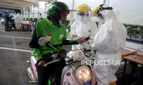 Pengemudi ojek online mengikuti Drive Thru Rapid Test Covid-19 