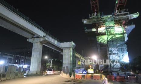 Pekerja menyelesaikan proyek pembangunan tol dalam kota Kelapa Gading-Pulogebang di kawasan Cakung, Jakarta Timur, Senin (22/2). Kementerian BUMN memiliki inisasi membentuk project management office (PMO) berisikan HK, Waskita Karya, Adhi Karya, PT PP, Wijaya Karya, dan Brantas Abipraya.