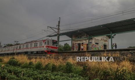 KRL Commuter Line melintas langsung di Stasiun Pondok Rajeg, Kota Depok. Pemkot Depok bersama BPTJ Kemenhub sedang mereaktivasi stasiun tersebut.