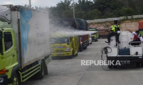 Petugas Gabungan dari Kepolisian Polda Lampung dan PT Hutama Karya melakukan penyemprotan cairan disinfektan di lingkungan rest area 234 Mesuji, Lampung, Selasa (25/8/2020). Penyemprotan dilakukan sebagai upaya untuk memutus rantai penyebaran COVID-19. 