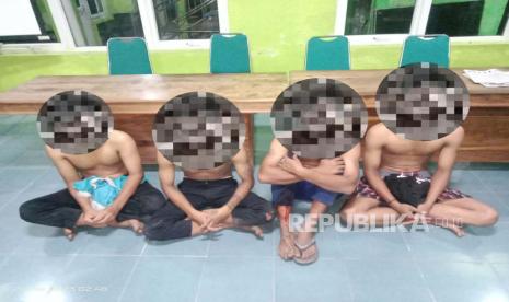 Sejumlah anak yang hendak perang sarung. Polda Metro meningkatkan patroli di jam rawan mengantisipasi perang sarung di jalan.