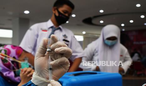 Petugas kesehatan menyiapkan vaksin COVID-19 saat vaksinasi massal yang digelar Ikatan Keluarga Mahasiswa Universitas Indonesia Madiun, Yayasan Women Centre Madiun dan Polres Madiun Kota di pusat perbelanjaan Kota Madiun, Jawa Timur, Ahad (3/10/2021). Kegiatan vaksinasi massal tersebut menyediakan sebanyak 1.250 dosis vaksin COVID-19 bagi pelajar dan masyarakat umum. Enam Siswa SMAN 1 Kota Madiun Positif Covid-19