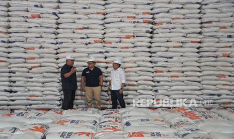 Direktur Utama Perum BULOG Bayu Krisnamurthi, Wamen BUMN Kartika Wirjoatmodjo dan Kepala Badan Pangan Nasional Arief Prasetyo Adi (dari kiri) berbincang saat mengecek kecukupan stok Cadangan Beras Pemerintah (CBP) di Kompleks pergudangan modern Perum BULOG, Kelapa Gading, Jakarta, Sabtu (30/12/2023). Stok beras yang dikuasai BULOG saat ini ada sebanyak 1,15 juta ton dan ditambah dengan stok beras impor dalam perjalanan sehingga jumlahnya sangat aman untuk kebutuhan penyaluran di tahun 2024.