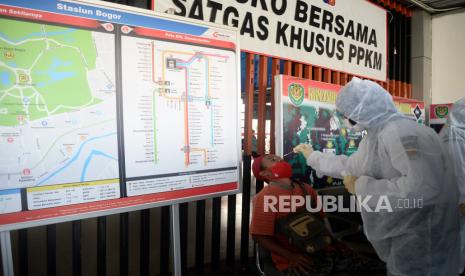 Petugas medis melakukan tes cepat (rapid test) Swab Antigen COVID-19 kepada calon penumpang KRL secara gratis di Stasiun Bogor, Jawa Barat, Senin (21/6). Swab test antigen yang dilakukan secara acak kepada calon penumpang KRL tersebut dilakukan sebagai upaya pencegahan penyebaran Covid-19 karena KRL merupakan moda transportasi favorit di wilayah Jabodetabek.Prayogi/Republika.