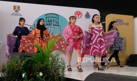 Peragawati memperagakan busana kreasi saat peragaan busana di arena Magelang Craft Expo 2021 di Kompleks Taman Kyai Langgeng, Magelang, Jawa Tengah, Sabtu (13/11/2021). Pameran industri kerajinan kreatif yang diikuti oleh 60 pelaku industri kecil menengah (IKM) tersebut sebagai ajang kebangkitan ekonomi kreatif yang terdampak pandemi COVID-19 sejak dua tahun terakhir. 