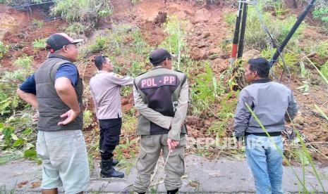 Material tanah longsor menutup akses Jalan Banjarwangi-Singajaya, Kecamatan Banjarwangi, Kabupaten Garut, Senin (28/8/2023). 