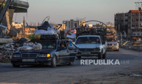 Pengungsi Palestina pergi dengan membawa barang-barang mereka menyusul perintah evakuasi yang dikeluarkan oleh tentara Israel, di Rafah, Jalur Gaza selatan, Rabu (7/5/2024).