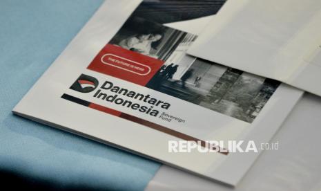 Buku informasi mengenai Danantara terlihat saat peluncuran badan pengelola investasi Daya Anagata Nusantara (Danantara) Istana Merdeka, Jakarta Pusat, Senin (24/2/2025). 