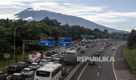 Kepadatan kendaraan di jalur wisata Puncak (ilustrasi). Satuan Lalu Lintas Polres Bogor mencatat ada peningkatan arus lalu lintas pada Selasa (21/3/2023), jelang libur Hari Raya Nyepi yang jatuh pada Rabu (22/3/2023). Dibandingkan dengan Selasa pada biasanya, arus lalu lintas diperkirakan meningkat sebesar 20 hingga 30 persen.