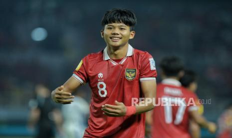 Pemain Timnas Indonesia Arkhan Kaka melakukan selebrasi usai berhasil mencetak gol saat bertanding melawan Timnas Panama pada babak penyisihan Piala Dunia U17 di Stadion Gelora Bung Tomo, Surabaya, jawa Timur, Senin (13/11/2023).