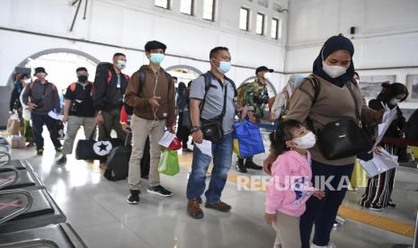 Calon penumpang Kereta Api Jayabaya tujuan Malang mengantre saat pemeriksaan tiket dan persyaratan di Stasiun Pasar Senen, Jakarta, Senin (5/7/2021). PT. Kereta Api Indonesia Daop 1 Jakarta mencatat terjadi penurunan penumpang keberangkatan jarak jauh lebih dari 60 persen pada masa Pemberlakuan Pembatasan Kegiatan Masyarakat (PPKM) Darurat. 