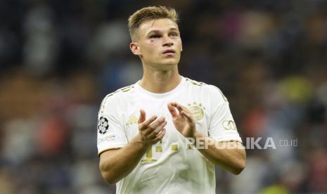 Pemain Bayern Muenchen, Joshua Kimmich. Striker Barcelona, Robert Lewandowski, mengindikasikan ia mendukung mantan rekan setimnya di Bayern Muenchen, Joshua Kimmich, untuk bergabung dengannya di Barcelona pada 2023. 