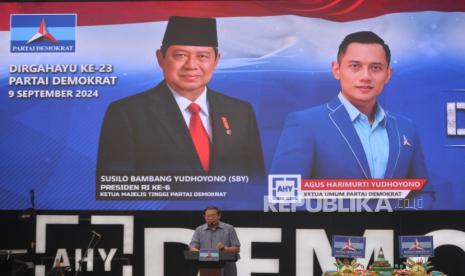 Presiden Indonesia ke-6 sekaligus Ketua Majelis Tinggi Partai Demokrat Susilo Bambang Yudhoyono (SBY) menyampaikan  sambutan pada peringatan HUT ke-23 Partai Demokrat di Kantor DPP Partai Demokrat, Jakarta, Senin (9/9/2024). Peringatan HUT  ke-23 Partai Demokrat yang dihadiri oleh jajaran pengurus dan para kader ini mengusung tema 23 Tahun Demokrat untuk Rakyat, Lanjutkan Pembangunan Tingkatkan Kesejahteraan.