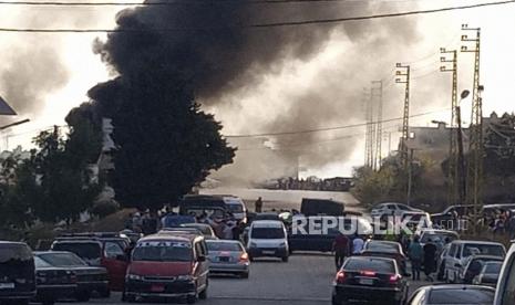  Asap hitam mengepul dari lokasi ledakan sebuah tanker bahan bakar, di desa Tleil, Lebanon utara, Minggu, 15 Agustus 2021. Sebuah tanker bahan bakar meledak Minggu pagi di Lebanon utara, menewaskan dan melukai beberapa orang, kata Palang Merah Lebanon. Ledakan itu terjadi saat Libanon menghadapi kekurangan bahan bakar parah yang dipersalahkan pada penyelundupan, penimbunan dan ketidakmampuan pemerintah yang kekurangan uang untuk mengamankan pengiriman bahan bakar impor.