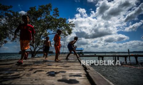 Sejumlah anak bermain di Dermaga Pantai Lango, Kabupaten Penajam Paser Utara, Kalimantan Timur, Sabtu (17/2/2024).  Masyarakat Pantai Lango mendukung pembangunan Ibu Kota Negara (IKN) Nusantara dan berharap pemerintah tidak merelokasi mereka karena dampak sejumlah pembangunan yang saat ini berlangsung seperti bandara VVIP, jalan tol dan pelabuhan. 