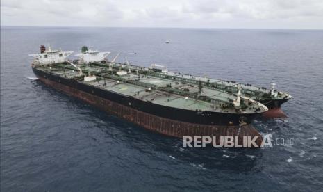 Dalam foto yang dirilis oleh Badan Keamanan Laut Indonesia (BAKAMLA), MT Frea berbendera Panama, kiri, dan kapal tanker MT Horse berbendera Iran terlihat berlabuh bersama di perairan Pontianak di lepas pulau Kalimantan, Indonesia, Minggu, 24 Januari 2021. Indonesia pihak berwenang mengatakan bahwa mereka menyita dua kapal yang diduga melakukan transfer minyak secara ilegal di perairan negara mereka.