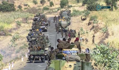  Gambar yang dibuat dari video tak bertanggal yang dirilis oleh Kantor Berita Ethiopia milik negara pada Senin, 16 November 2020 menunjukkan militer Ethiopia berkumpul di jalan di daerah dekat perbatasan wilayah Tigray dan Amhara di Ethiopia. Perdana Menteri Ethiopia Abiy Ahmed mengatakan dalam sebuah posting media sosial pada hari Selasa, 17 November 2020 itu