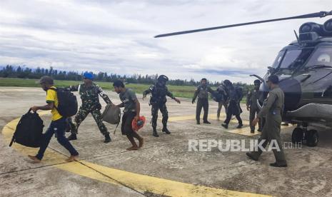 Foto selebaran yang disediakan oleh Mabes Polri menunjukkan personel polisi dan TNI mengawal pekerja dan penumpang saat mereka tiba di bandara di Timika, Papua, Rabu (8/2/ 2023). Menurut  pasukan keamanan gabungan dari polisi dan TNI telah mengevakuasi pekerja dan penumpang Susi Air PK-BVY yang disandera oleh Kelompok Separatis Teroris (KST).