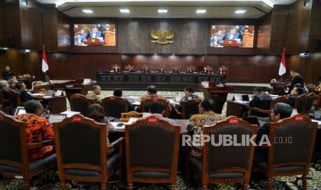 Suasana sidang lanjutan perselisihan hasil pemilihan umum Presiden dan Wakil Presiden Tahun 2024 di Mahkamah Konstitusi, Jakarta, Kamis (28/3/2024). Sidang tersebut beragendakan penyampaian jawaban termohon pihak KPU, penyampaian keterangan pihak terkait yakni pihak capres dan cawapres nomor urut 02, dan keterangan pihak Bawaslu atas gugatan pemohon dari pihak Anies Baswedan-Muhaimin Iskandar dan Ganjar Pranowo-Mahfud MD atas hasil pilpres 2024.