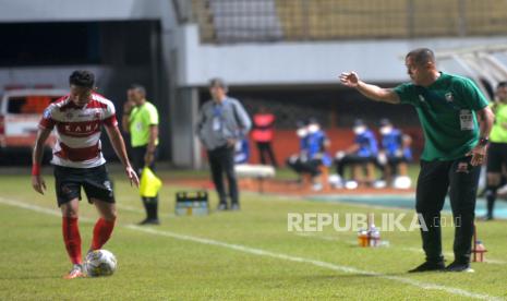 Pelatih Madura United, Fabio Lefundes (kanan) memberikan instruksi.