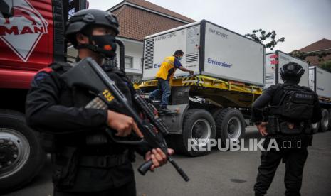 Anggota Brimob Polda Jawa Barat berjaga saat proses bongkar muat envirotainer yang berisi bahan baku vaksin COVID-19 dari Sinovac saat tiba di Bio Farma, Bandung, Jawa Barat, Selasa (2/3/2021). Sebanyak 10 juta bahan baku vaksin COVID-19 dari Sinovac, China tiba di Bio Farma yang selanjutnya akan diproses menjadi sekitar delapan juta vaksin untuk dialokasikan pada program vaksinasi nasional tahap kedua.