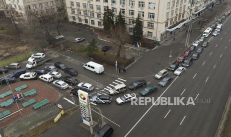  Mobil berbaris menunggu untuk mendapatkan bensin di luar sebuah pompa bensin di Kyiv, Ukraina, Kamis, 24 Februari 2022. Pasukan Rusia telah meluncurkan serangan yang diantisipasi ke Ukraina. Ledakan besar terdengar sebelum fajar di Kyiv, Kharkiv dan Odesa ketika para pemimpin dunia mengecam dimulainya invasi Rusia yang dapat menyebabkan korban besar dan menggulingkan pemerintah Ukraina yang terpilih secara demokratis.