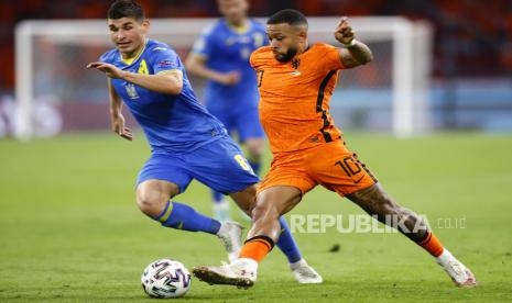 Memphis Depay (kanan) dari Belanda beraksi melawan Ruslan Malinovskyi (kiri) dari Ukraina selama pertandingan penyisihan grup C UEFA EURO 2020 antara Belanda dan Ukraina di Amsterdam, Belanda, 13 Juni 2021.