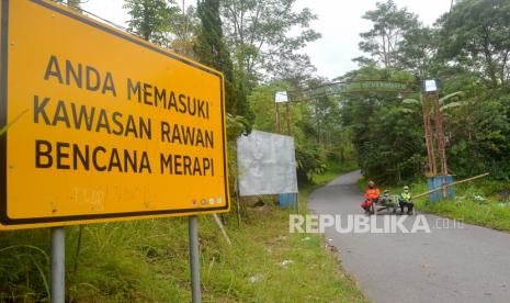 Kawasan bencana Gunung Merapi. ilustrasi Sebanyak delapan dusun di Desa Tlogolele Kecamatan Selo, Kabupaten Boyolali, Provinsi Jawa Tengah mengalami hujan abu tipis sebagai dampak dari erupsi Gunung Merapi yang terletak di perbatasan Daerah Istimewa Yogyakarta (DIY) dan Jawa Tengah, Kamis (10/3/2022).