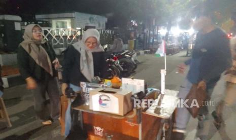 Sekumpulan anak muda dan pedagang Pasar Mambo Indramayu menggelar aksi Mambo BerAksi Satu Hati untuk Palestina, Ahad (12/11/2023) malam. 