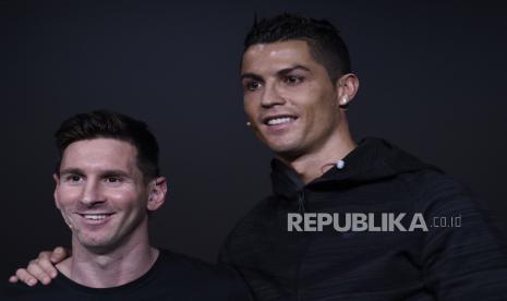 Pemain Argentina Lionel Messi (kiri) dan Cristiano Ronaldo dari Portugal.