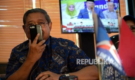 Monitoring Penghitungan Cepat Pilkada. Ketua Umum Partai Demokrat Susilo Bambang Yudhoyono (SBY) (kedua kiri) menelepon peserta cagub Jawa Timur Khofifah Indarparawansa di DPP Partai Demokrat, Jakarta, Rabu (27/6).