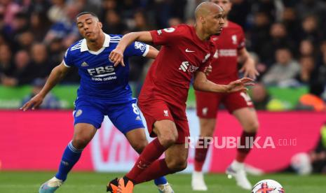 Pemain Liverpools Fabinho (kanan) berusaha melewati pemain Leicesters Youri Tielemans (kiri) dalam lanjutan Liga Primer Inggris pada Selasa (16/5/2023) dini hari WIB. 